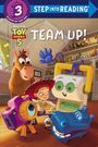 "Team Up! Toy Story 5" zeigt Figuren in einem Spielzimmer mit Regalen voller Spielzeug. Ein fröhliches Zusammensein von Spielzeugfiguren.