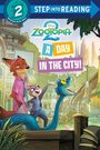 Schritt 2: Disney Zootopia 2, A Day in the City! Ein Fuchs und ein Hase stehen vor einer Stadtlandschaft mit einem blauen Vogel.