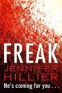 "FREAK, JENNIFER HILLIER. He’s coming for you..." In weiß und rot auf einem grob strukturierten, rot-weiß gemusterten Hintergrund.
