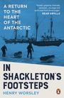 „A RETURN TO THE HEART OF THE ANTARCTIC. IN SHACKLETON'S FOOTSTEPS. HENRY WORSLEY.“ Ein Schiff im Eis mit Personen.