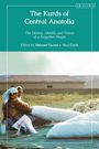 "The Kurds of Central Anatolia", Herausgeber: Mehmet Gurses & Haci Cevik. Zwei Frauen auf einem Feld mit Säcken im Vordergrund.