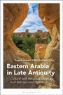 Titel: "Eastern Arabia in Late Antiquity". Sandsteinhöhlen mit Palmen im Vordergrund und blauem Himmel.