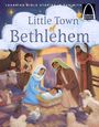 Ein Gemälde mit der Inschrift: "Little Town of Bethlehem." Es zeigt eine Krippenszene mit Maria, Josef, dem Jesuskind und Tieren.