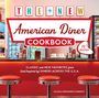 „THE NEW American Diner COOKBOOK“ in Retro-Design, Bar mit roten Hockern, Getränke und weiße Tassen.