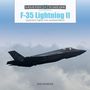 "F-35 Lightning II: Supersonic Fighter from Lockheed Martin" über einem fliegendem Kampfjet in der Luft.