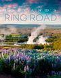 Text: "ICELAND'S RING ROAD". Ein Landschaftsbild von violetten Blumenfeldern, Bäumen und heißem Dampf in weiter Landschaft.