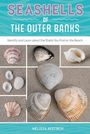 „SEASHELLS OF THE OUTER BANKS“ oben, „MELISSA AVSTREIH“ unten. Verschiedene Muscheln auf Sand dargestellt.