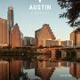 "AUSTIN A KEEPSAKE" und "Eric W. Pohl". Skyline von Austin mit einem Fluss im Vordergrund, bei Sonnenuntergang.