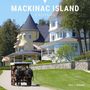 Der Text lautet: "MACKINAC ISLAND A KEEPSAKE Gary J. Sikorski". Man sieht eine historische Kutsche vor einem großen, eleganten Haus.