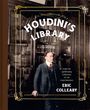 „HOUDINI'S LIBRARY“ in großen Buchstaben; Mann in Anzug vor einem Bücherregal, dekorativer Rahmen.