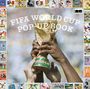 „FIFA World Cup Pop-Up Book“ in großen Buchstaben über der berühmten Goldtrophäe, umgeben von Briefmarken.