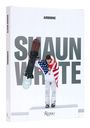 "Shaun White", "AIRBORNE", "RIZZOLI". Snowboarder mit Flagge, weißer Hintergrund.