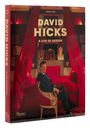 „DAVID HICKS A LIFE OF DESIGN“ sticht hervor. Ein eleganter Mann sitzt auf einem antiken Stuhl in einem kunstvollen Raum.