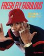 „FRESH FLY FABULOUS: 50 YEARS OF HIP HOP STYLE“ in leuchtenden Farben, Person mit rotem Hut und Schmuck.