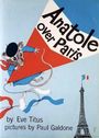 "Anatole over Paris" steht auf einem bunten Drachen. Eine Maus mit Baskenmütze hält sich daran fest, Hintergrund Eiffelturm.