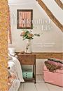 "A Handcrafted Life: Creating a Sustainable Cottage Sanctuary" von Tiffany Francis-Baker. Rustikales Schlafzimmer mit Blumen.