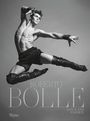ROBERTO BOLLE, DANCE AND FASHION. Ein Tänzer in dynamischer Pose, muskulös, in schwarz-weißer Ästhetik.