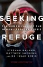 "Seeking Refuge: The Human Face of the Global Refugee Crisis" von Stephan Bauman und anderen. Vordergrund: Hand eines Kindes.