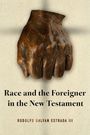 „Race and the Foreigner in the New Testament“. Name: Rodolfo Galvan Estrada III. Oben eine Skulptur einer Faust.