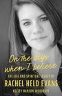 Text: „On the days when I believe. The life and spiritual legacy of Rachel Held Evans. Kelsey Hanson Woodruff.“ Bild einer Frau.