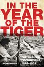 Text: "IN THE YEAR OF THE TIGER", "THE WAR FOR COCHINCHINA, 1945-1951". Schwarz-Weiß-Foto eines Soldaten mit Gewehr, Kolonne von Fahrzeugen.