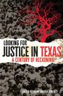 "Looking for Justice in Texas: A Century of Reckoning" steht vor einem roten Baum auf einem Schwarz-Weiß-Foto einer Menschenmenge.