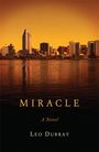 "Miracle: A Novel" von Leo Dubray. Skyline einer Stadt vor orangenem Himmel, spiegelt sich im Wasser.