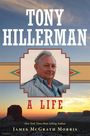 Titel: Tony Hillerman: A Life. Autor: James McGrath Morris. Bild: Älterer Mann vor Wüstenlandschaft bei Sonnenuntergang.