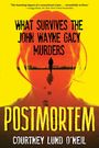 „WHAT SURVIVES THE JOHN WAYNE GACY MURDERS“ und „POSTMORTEM“ mit Silhouette eines Gehenden und gespiegeltem Gesicht.