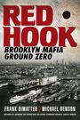 "RED HOOK: BROOKLYN MAFIA GROUND ZERO" und "Frank DiMatteo | Michael Benson" in Rot und Schwarz. Stadtansicht im Hintergrund.