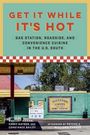 Der Text in großen Buchstaben lautet: "GET IT WHILE IT'S HOT". Untertitel: "Gas Station, Roadside, and Convenience Cuisine in the U.S. South."