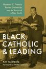 Text: "Norman C. Francis Xavier University and the Pursuit of a New South. BLACK, CATHOLIC & LEADING. Kim Vaz-Deville. Foreword by Walter Isaacson." Ein Mann steht in Anzug mit Buch vor Regalen.
