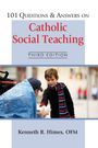 „101 Questions & Answers on Catholic Social Teaching. Third Edition. Kenneth R. Himes, OFM.“ Ein Junge reicht einem Mann Essen.