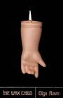 "The Wax Child", Olga Ravn. Eine brennende Kerze in Form eines Kinderarms vor schwarzem Hintergrund.