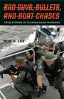 "BAD GUYS, BULLETS, AND BOAT CHASES" und "BOB H. LEE". Vier uniformierte Männer auf einem Schnellboot.