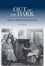 "OUT OF THE DARK: A History of Radio and Rural America" von Steve Craig. Ältere Menschen sitzen um ein altes Radio.
