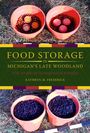 "FOOD STORAGE IN MICHIGAN'S LATE WOODLAND: The Work of Indigenous Women" von Kathryn M. Frederick. Zwei orange Eimer mit Beeren.
