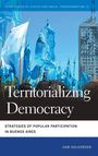 Cover-Text: "Territorializing Democracy", blaue Flaggen, Gebäude rechts, Menschenmenge darunter. Autor: Sam Halvorsen.