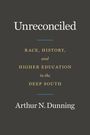 "Unreconciled: Race, History, and Higher Education in the Deep South" von Arthur N. Dunning. Dunkler Hintergrund.
