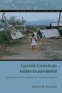 „Cyclonic Lives in an Indian Ocean World.“ Menschen in zerrissener Landschaft nach Zyklon, Berge im Hintergrund.
