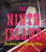 "The Ninth Island" und "Andrew Chi Keong Yim". Dahinter eine farbenfrohe Illustration auf Autositz.