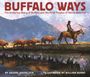"BUFFALO WAYS" und weitere Texte über die Geschichte der Büffel. Ein Reiter auf Pferd begleitet Büffelherde am Wasser.