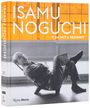 ISAMU NOGUCHI, "I AM NOT A DESIGNER". Schwarz-weißes Foto eines Mannes auf einem Stuhl gegen orangen Hintergrund.