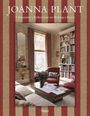 "JOANNA PLANT: A Decorator's Reflections on Making a Home." Gemütliches Wohnzimmer mit Büchern und Blumen.