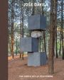 "JOSE DAVILA" und "THE SIMPLE ACT OF POSITIONING". Drei Betonwürfel und ein Stein stapeln sich in einem Wald.