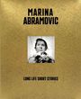 MARINA ABRAMOVIC, LONG LIFE SHORT STORIES. Goldener Hintergrund, schwarz-weiß Porträt mit Blumen.