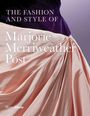 Text: "The Fashion and Style of Marjorie Merriweather Post." Ein violett-rosa Stoffkleid auf einem glatten Hintergrund.