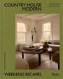 "COUNTRY HOUSE MODERN", "WEEKEND ESCAPES". Helles Wohnzimmer mit Sofa, rundem Holztisch und Keramikvasen.