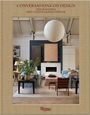 "Conversations on Design" von Philip Hooper. Zwei Sessel mit blauen Mustern, Kamin, runder Papierlampion, Zimmerpflanzen.
