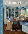 "Welcome Home; Family-friendly spaces designed with charm and personality; Katie Davis." Gemütliche Essecke mit blauen Regalen.